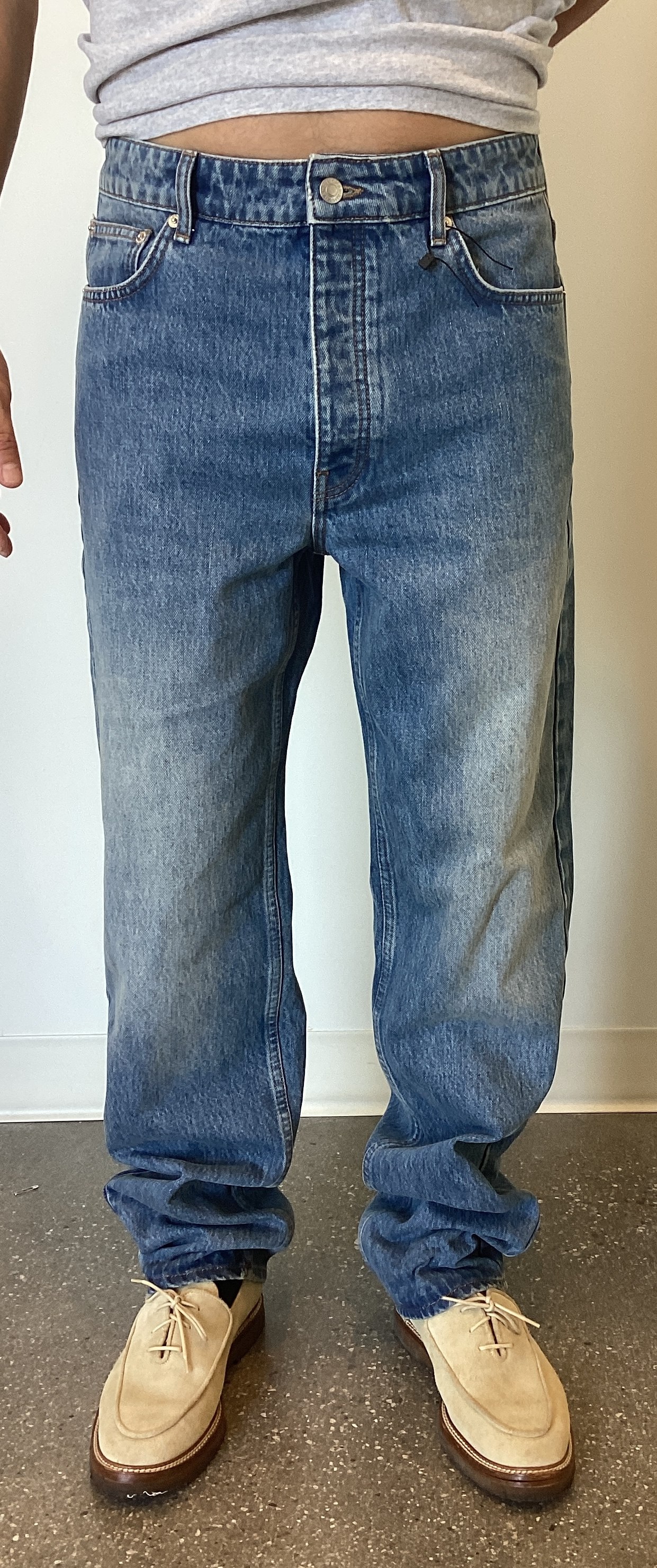 TOP fit sample of the Walt dad jean in washed rigid indigo, front view on the fit model